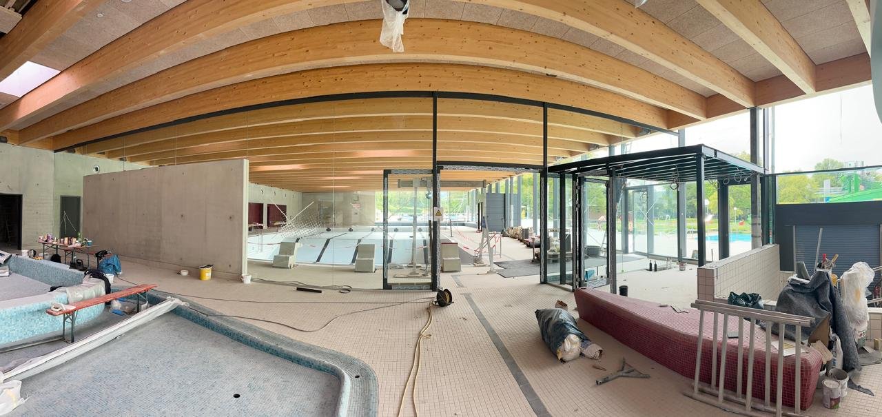 Steel-and-glass partition walls between indoor and outdoor pool, Wunnebad Winnenden